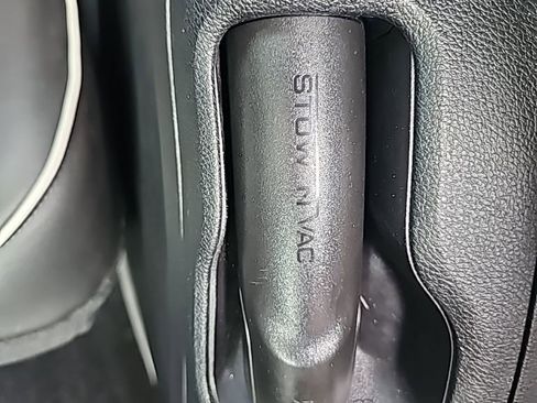 Used 2021 Chrysler Pacifica Limited w/ Uconnect Theater Family Group image 13