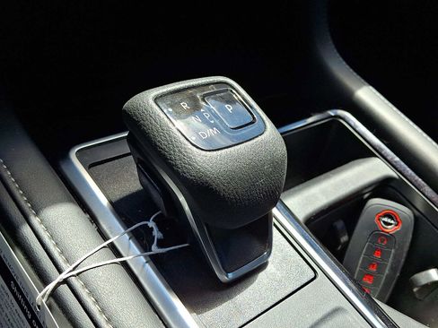 Used 2024 Nissan Pathfinder SL AWD/4WD image 16