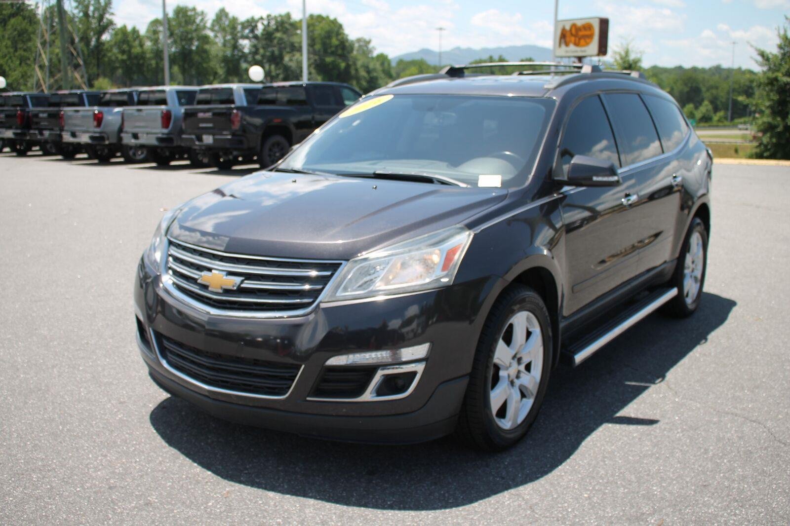 Used 2016 Chevrolet Traverse LT w/ Style and Technology Package FWD image 4