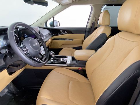 Used 2024 Kia Carnival EX image 4