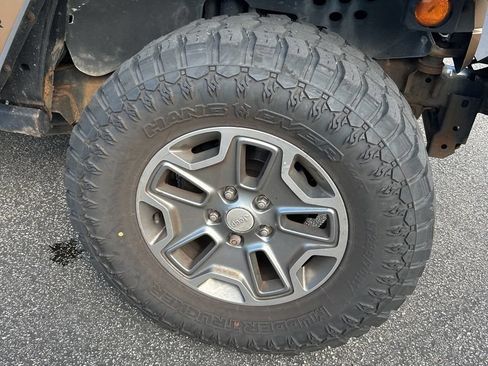 Used 2015 Jeep Wrangler Unlimited Rubicon w/ Connectivity Group AWD/4WD image 23