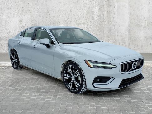 Used 2022 Volvo S60 B5 Inscription image 2