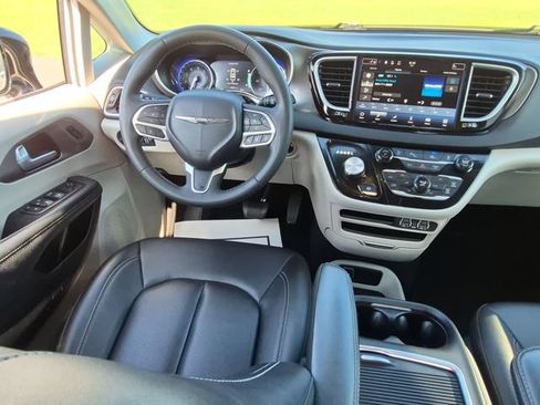 Used 2024 Chrysler Pacifica Touring-L FWD image 30