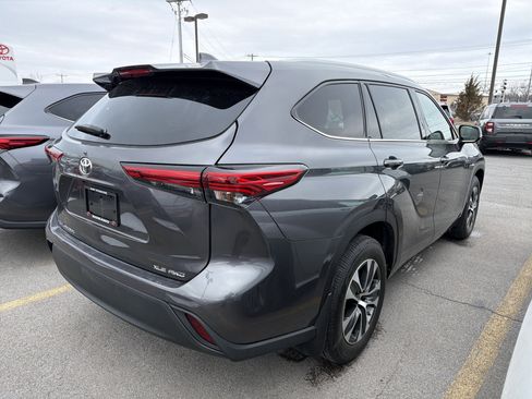 Used 2022 Toyota Highlander XLE image 7