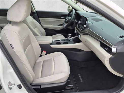 Used 2025 Nissan Altima 2.5 SV FWD image 12