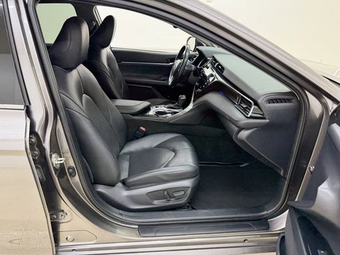 Used 2020 Toyota Camry XLE image 8