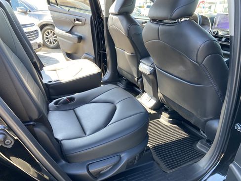 Used 2024 Toyota Highlander XLE FWD image 19
