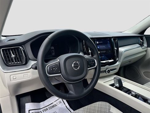 Used 2022 Volvo XC60 B5 Momentum image 10