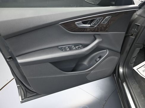 Used 2021 Audi Q8 Premium w/ Black Optic Package image 10