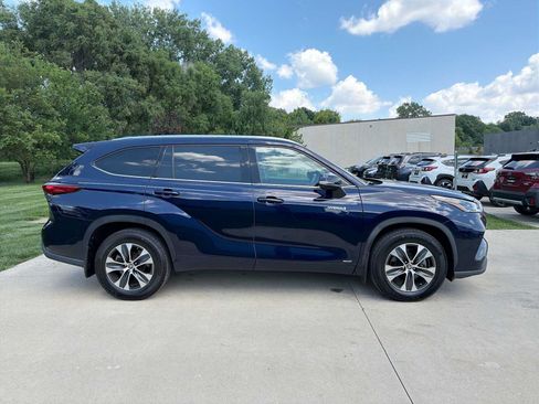 Used 2021 Toyota Highlander XLE AWD/4WD image 7