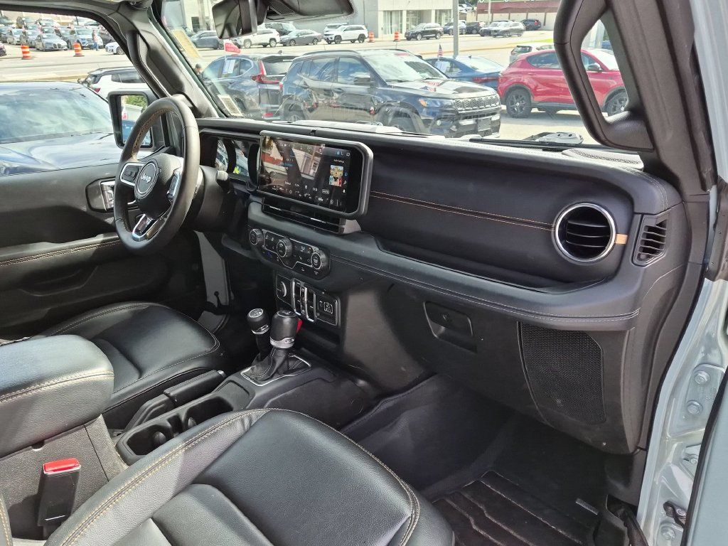 Used 2024 Jeep Wrangler Unlimited Sahara w/ Technology Group AWD/4WD image 26