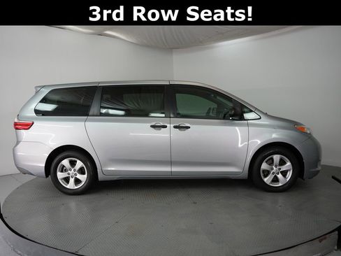 Used 2015 Toyota Sienna L image 5