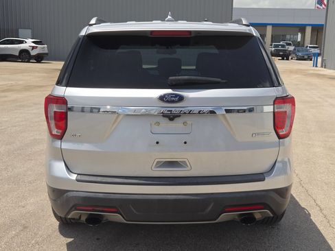 Used 2019 Ford Explorer XLT w/ Equipment Group 202A FWD image 4