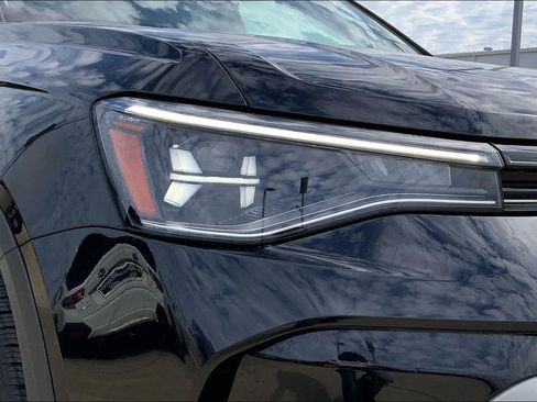 Used 2025 Volkswagen Taos SE FWD image 28