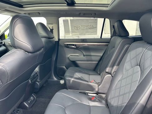New 2026 Toyota Highlander Platinum AWD/4WD image 12
