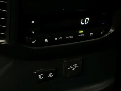 Used 2025 Toyota Sequoia Platinum AWD/4WD image 18