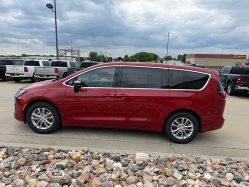 New 2027 Chrysler Pacifica Select FWD image 4