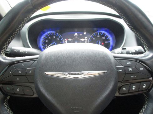 Used 2020 Chrysler Pacifica Touring-L Plus w/ Advanced Safetytec Group FWD image 9