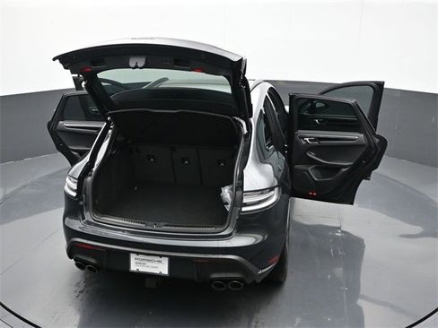 Used 2025 Porsche Macan image 31