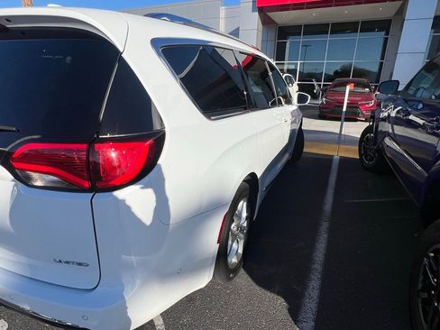 Used 2020 Chrysler Pacifica Limited image 4