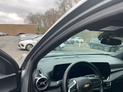 Used 2025 Chevrolet Equinox LT image 34