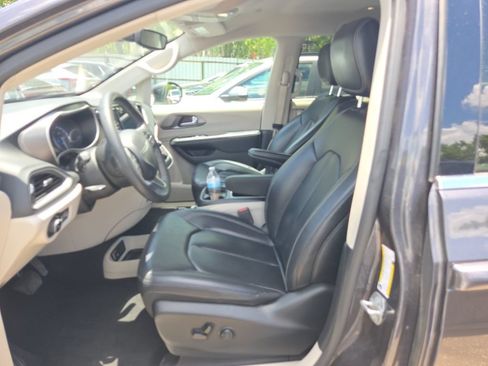 Used 2023 Chrysler Pacifica Touring-L FWD image 3