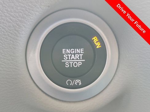 Used 2023 Chrysler Pacifica Touring-L FWD image 9