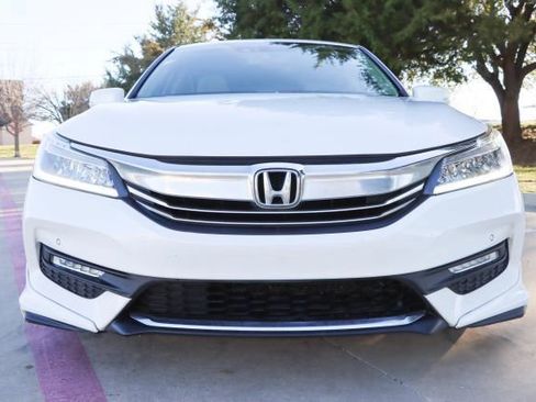 Used 2017 Honda Accord Touring image 2