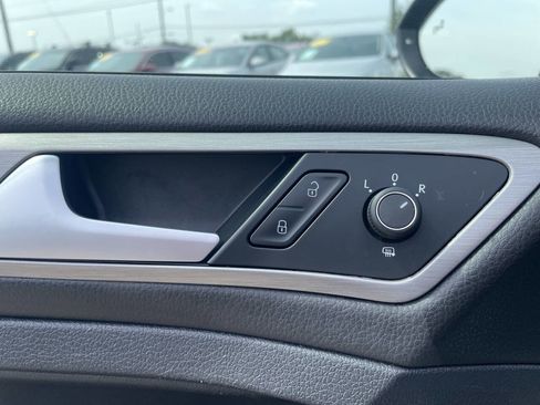 Used 2016 Volkswagen Golf Limited Edition image 31
