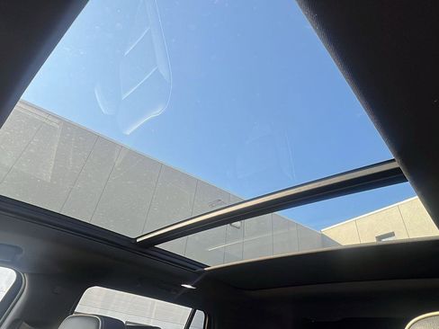 Used 2023 GMC Yukon SLT w/ SLT Luxury Package image 14