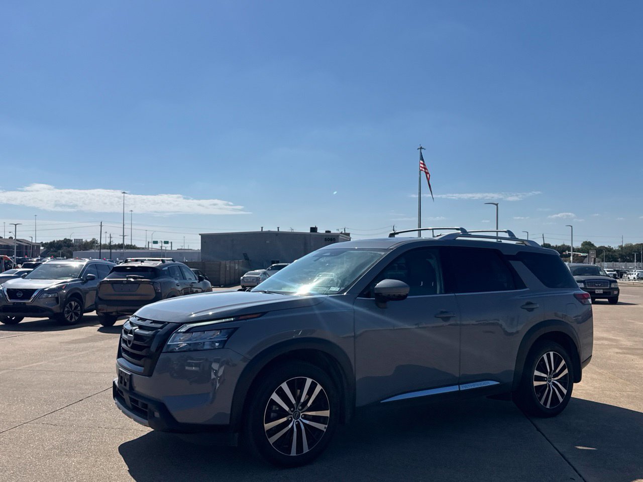 Used 2024 Nissan Pathfinder Platinum FWD image 11