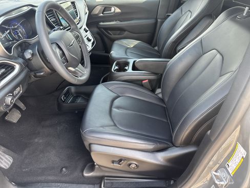 Used 2025 Chrysler Pacifica Select FWD image 5