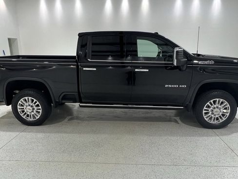 Used 2023 Chevrolet Silverado 2500 High Country w/ Technology Package image 6