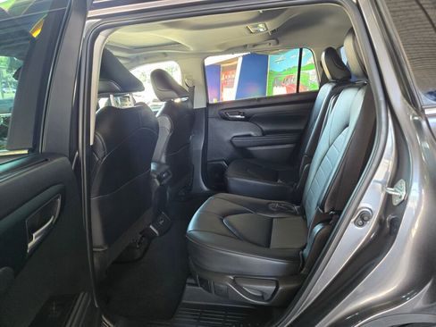 Used 2023 Toyota Highlander XLE image 10