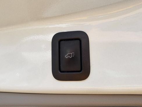 Used 2017 Toyota Highlander XLE AWD/4WD image 10