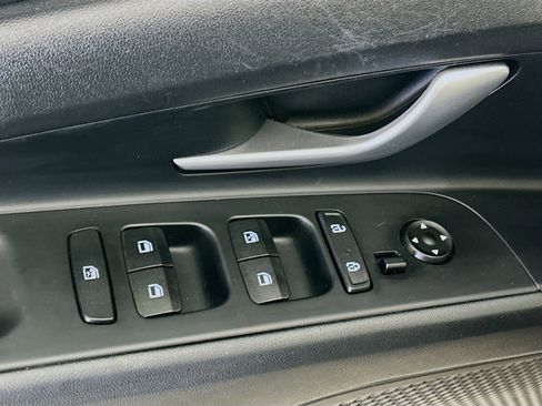 Used 2023 Hyundai Elantra SEL image 15