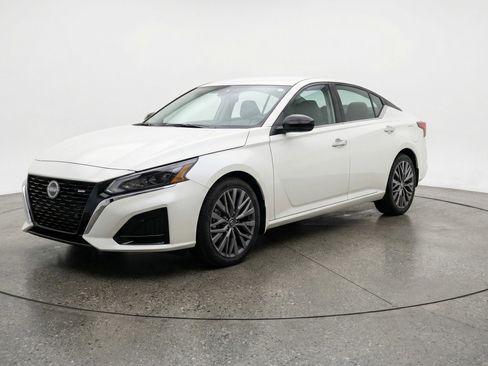 Used 2025 Nissan Altima 2.5 SV FWD image 3