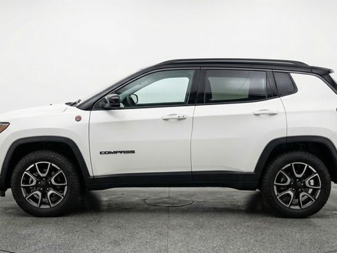 Used 2025 Jeep Compass Trailhawk image 5