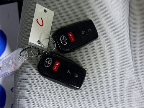 Certified 2024 Toyota Corolla Cross LE image 32