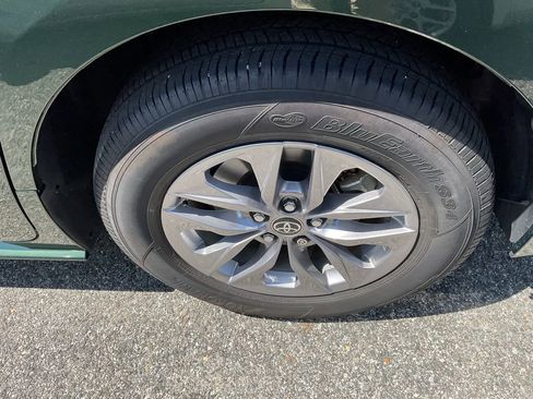 Used 2025 Toyota Sienna XLE image 6