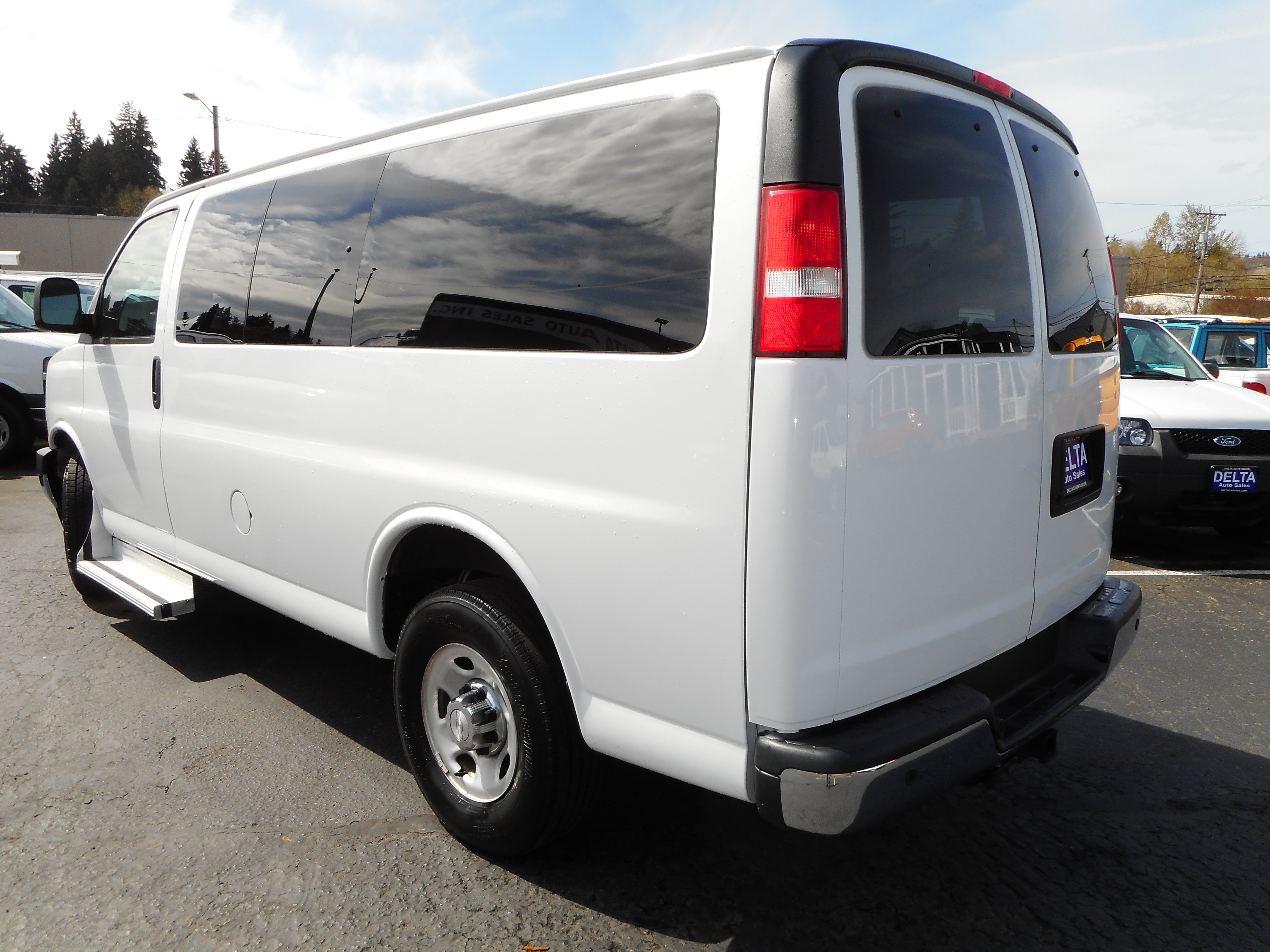 Used 2017 Chevrolet Express 3500 LT w/ LT Preferred Equipment Group RWD image 10