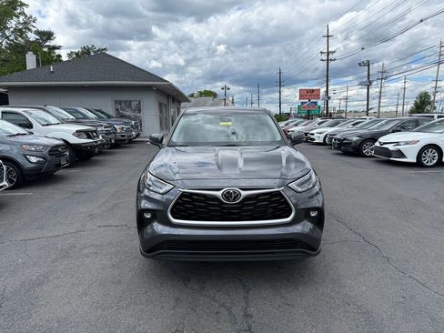 Used 2022 Toyota Highlander LE image 2