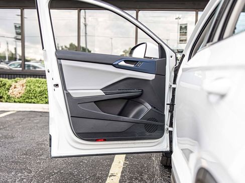 Used 2022 Volkswagen Taos SE w/ Panoramic Sunroof Package FWD image 30