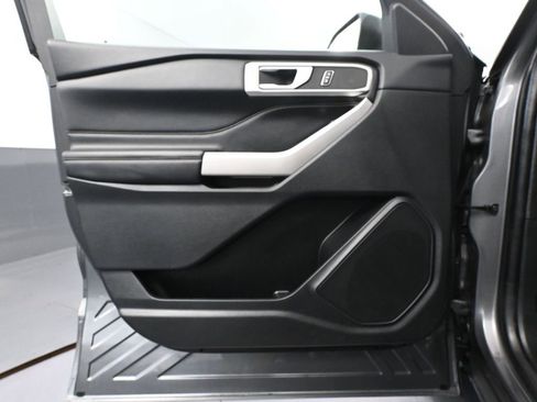 Used 2023 Ford Explorer XLT image 18