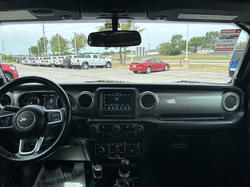 Used 2019 Jeep Wrangler Unlimited Sahara image 2