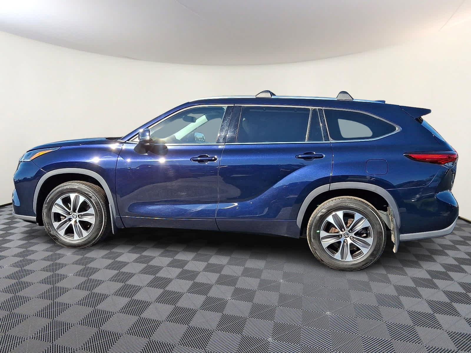 Certified 2021 Toyota Highlander XLE AWD/4WD image 9