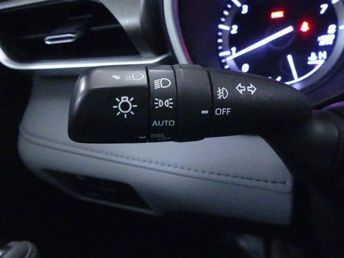 Used 2021 Toyota Highlander XLE AWD/4WD image 19