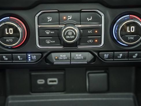 Used 2024 Chevrolet Tahoe Premier AWD/4WD image 26