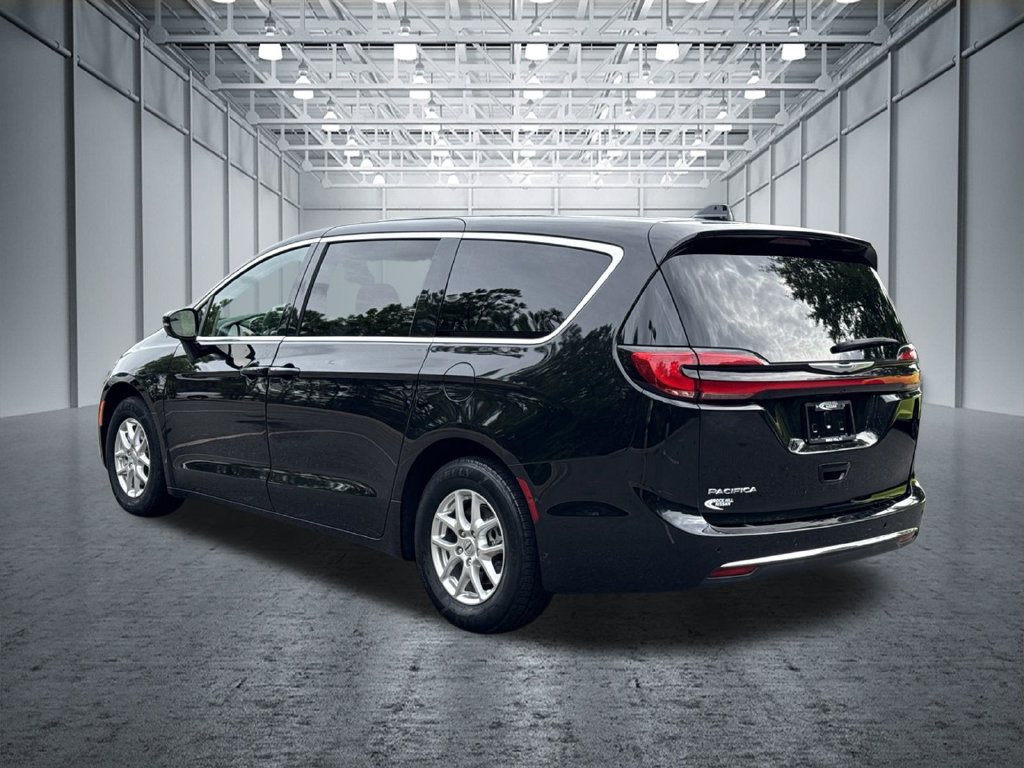 Used 2024 Chrysler Pacifica Touring-L FWD image 6