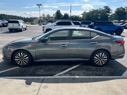 Used 2025 Nissan Altima 2.5 SV FWD image 25